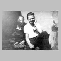 111-1271 Klaus Salecker mit seiner Mutter Martha im Herbst 1945 nach der Flucht aus Wehlau in Luebeck.JPG